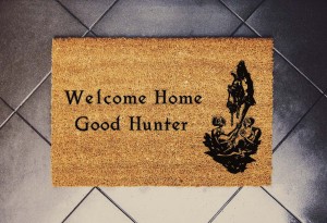 Wycieraczka inspirowana grą Bloodborne | Welcome Home Good Hunter | Prezent dla gracza | Wycieraczka dla graczy | Prezent dla geeka