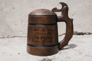Kufel Dungeons & Dragons „Tears of My Players” – dębowy kufel z klapką 600 ml | prezent dla Mistrza Gry RPG | Fan planszówek