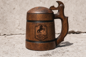 Drewniany kufel z klapką „Prancing Pony” – kufel w klimacie Lord of the Rings | prezent dla fana fantasy