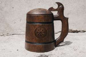 Dębowy kufel z klapką „Vegvisir” – drewniany kufel wikingów | prezent dla fana nordyckich symboli