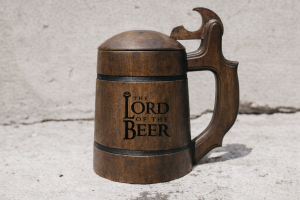 Drewniany kufel z klapką Lord of the Beer – kufel w klimacie Lord of the Rings | prezent dla fana fantasy