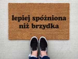 Lepiej spóźniona niż brzydka -wycieraczka pod drzwi, prezent na parapetówkę 
