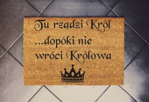 Tu rządzi Król... zabawna wycieraczka pod drzwi, prezent na parapetówke